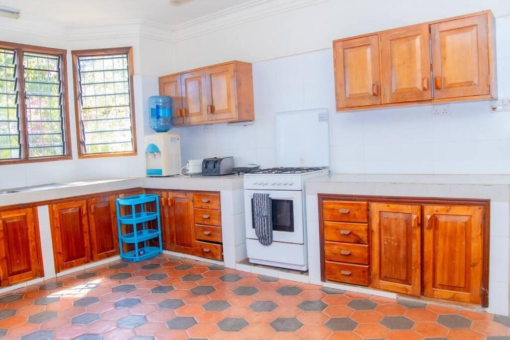 And Shells House- 4 Bedroom With A Pool * Mombasa