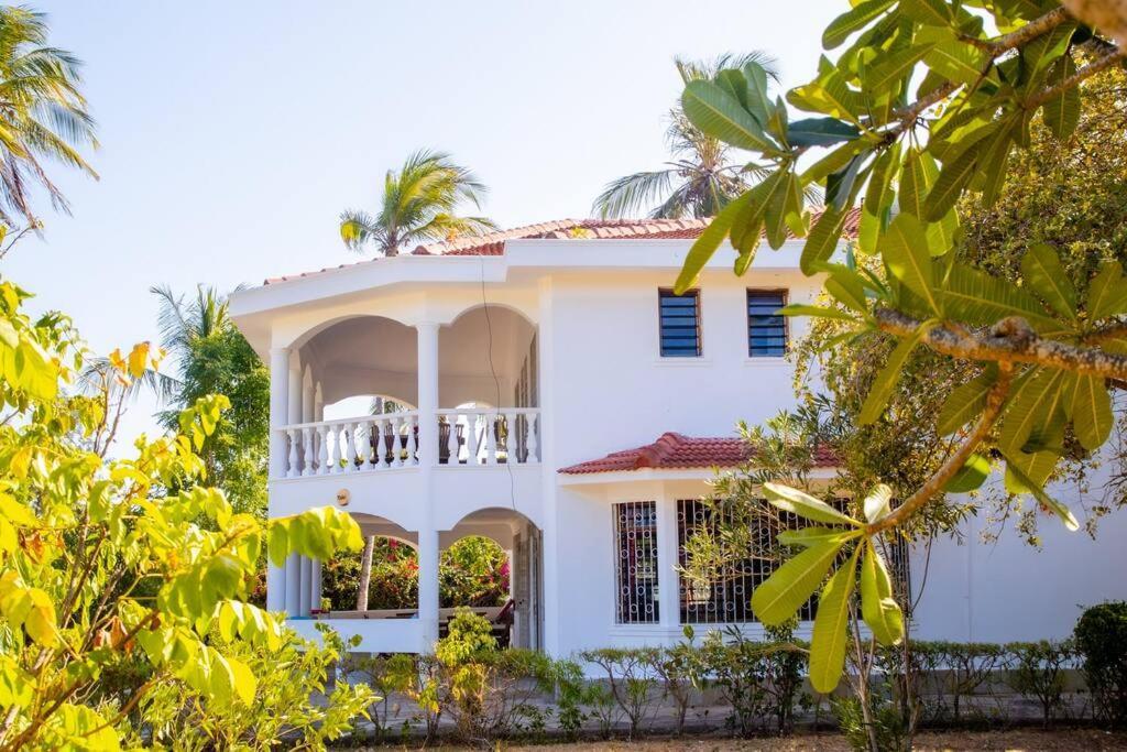 Villa And Shells House- 4 Bedroom With A Pool Mombasa